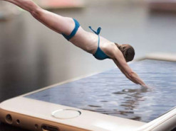 Эксперты рассказали, как спасти гаджет после падения в воду