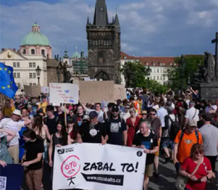 Тисячі людей вийшли на протест у Празі через реформу фінансування суспільних ЗМІ