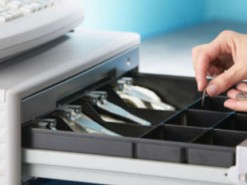 За продажу смартфонов без кассового аппарата магазины оштрафованы на 189 тыс. грн