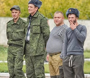 Росіянки масово здають чоловіків військкомам за гроші