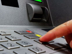 Зловили трьох чоловіків, які погуляли на 6000 грн, знімаючи гроші з чужої картки