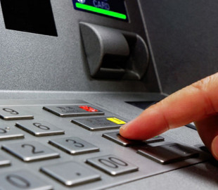 Зловили трьох чоловіків, які погуляли на 6000 грн, знімаючи гроші з чужої картки