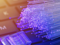 Передавання даних з оптоволокна розігнали до 1,53 Пбіт/с: наскільки швидким став інтернет