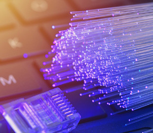 Передавання даних з оптоволокна розігнали до 1,53 Пбіт/с: наскільки швидким став інтернет