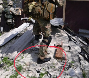 Вмирати треба теж красиво: у мережі висміяли незвичайне "стильне" взуття на російському окупанті