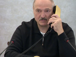 Лукашенко: "Я не читаю Telegram-каналы. У меня даже смартфона нет"
