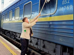 Журналист из Дании вымыл окно поезда в Киеве: фото со шваброй стало мемом