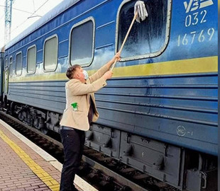 Журналист из Дании вымыл окно поезда в Киеве: фото со шваброй стало мемом