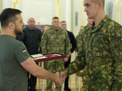 Президент вручив «запорізькому меснику», який збив шість ворожих літаків, орден «Золота Зірка»