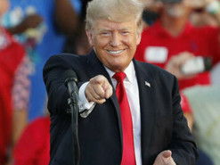 "Для развлечения". Хакер взломал соцсеть команды Трампа в день ее запуска