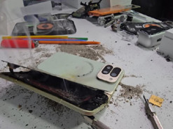 Новенький Google Pixel 10 Pro Fold вибухнув у руках у блогера під час перевірки на міцність