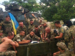 Бійці ЗСУ відтворили на новий лад картину "Козаки пишуть листа турецькому султану"