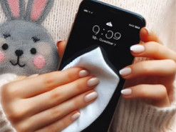 Не піддавайтеся спокусі: чому не можна протирати екран телефону одягом