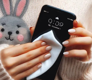 Не піддавайтеся спокусі: чому не можна протирати екран телефону одягом