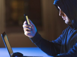 Повіривши шахраю, пенсіонерка втратила 215 тис. грн