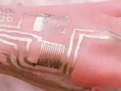 Микроплаты вместо татуировок. Ученые научились печатать датчики прямиком на человеческой коже