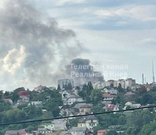 У Києві спалахнула масштабна пожежа: що горить