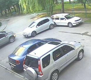 Відео з жінкою, яка не вміє паркуватись, стало хітом в мережі