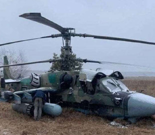 У Мережі з'явилося відео падіння збитого ворожого гелікоптера