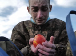 Звільнені з полону військові радіють яблуку: зворушливі фото та відео