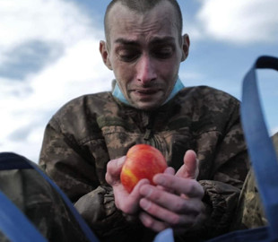 Звільнені з полону військові радіють яблуку: зворушливі фото та відео