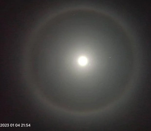 У нічному небі Київщини помітили незвичайне явище навколо Місяця. Фото