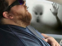 Жена сделала героем курьезных фотожаб собственного мужа, который ненадолго уснул в авто