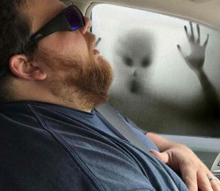 Жена сделала героем курьезных фотожаб собственного мужа, который ненадолго уснул в авто