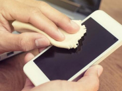 Врачи предупредили о бактериях, живущих на смартфонах