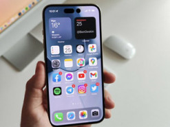 В сети появилась фотография iPhone 14 Pro с включенным экраном