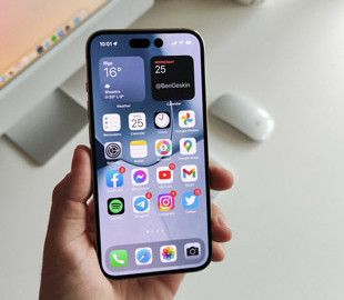 В сети появилась фотография iPhone 14 Pro с включенным экраном