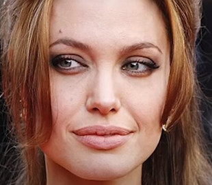 Анджелина Джоли поделилась трогательной фотографией с 15-летней дочерью