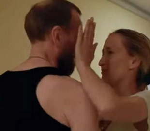 До сліз: у Мережі з'явилося відео зустрічі звільненого з полону воїна "Азовсталі" з дружиною