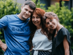 "Наша сім'я чекає на тебе". Мама Регіни Тодоренко звернулася до доньки