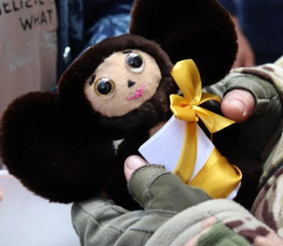 Міцніше за броню: окупантам на передову передали іконки та Чебурашки