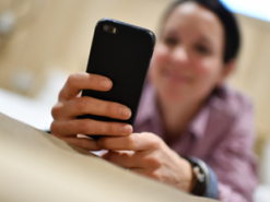 Женщина играла по ночам на телефоне и заработала опасную глазную болезнь