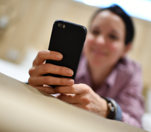 Женщина играла по ночам на телефоне и заработала опасную глазную болезнь