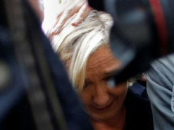 Подругу Путіна Ле Пен закидали яйцями посеред вулиці: момент потрапив на відео