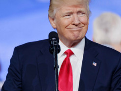 Трамп требует у Facebook вернуть его аккаунты