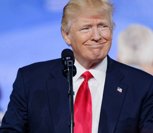 Трамп требует у Facebook вернуть его аккаунты