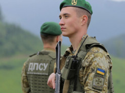 Чи може військовозобов’язаний вивезти за кордон недієздатного родича: відповідь юриста