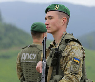 Чи може військовозобов’язаний вивезти за кордон недієздатного родича: відповідь юриста