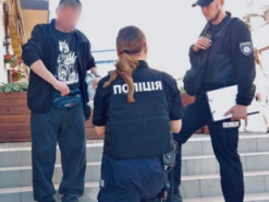 Франківські поліцейські затримали чоловіка, який вкрав телефон з велосипеда