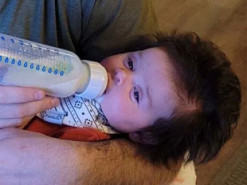 Фото младенца с густыми волосами стало вирусным в сети