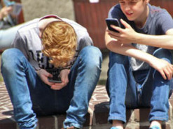 Запрет на гаджеты в школах: украинка рассказала, как действуют учителя в Европе