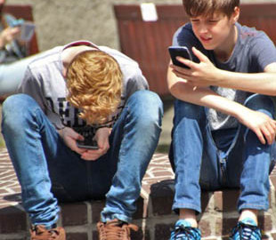 Запрет на гаджеты в школах: украинка рассказала, как действуют учителя в Европе