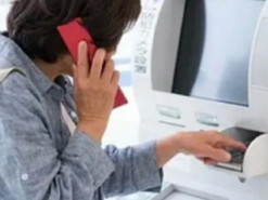 Японія заборонила літнім людям користуватися телефонами біля банкоматів: у чому причина