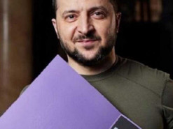 Президент похвалився новою маркою "Укрпошти" з посланням до російського військового корабля