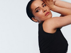 Даша Астаф'єва продає свій портрет задля допомоги ЗСУ