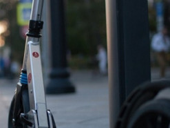 У Львові 22-річна дівчина на електросамокаті потрапила в ДТП з мікроавтобусом